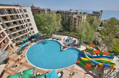 Herzförmiger Pool mit Wasserrutschen im Familienurlaub Bulgarien