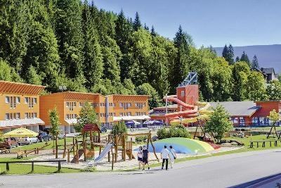 Spielplatz mit Sprungkissen im Familienurlaub Tschechien