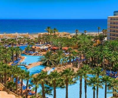 Ein Pool im Familienurlaub Spanien