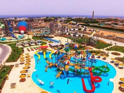 Riesiger Rutschenturm im Aquapark im Familienurlaub Ägypten
