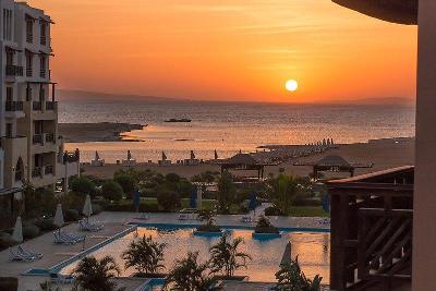 Sonnenuntergang am Strand mit Pool im Familienurlaub Ägypten