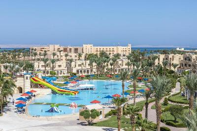 Bunte Rutschen am Pool im Familienurlaub Ägypten