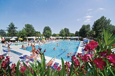Blumen und Pool mit vielen Menschen im Familienurlaub Italien