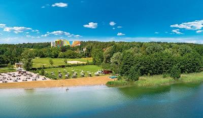 See mit Strand und Hotel im Hintergrund im Familienurlaub Brandenburg