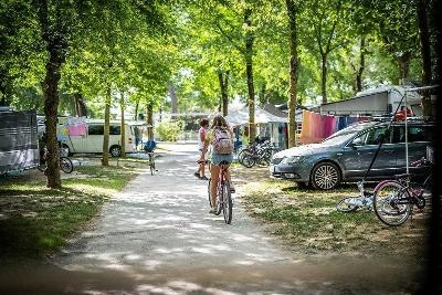 Mädchen auf einem Fahrrad auf einem Camping Platz im Familienurlaub Italien