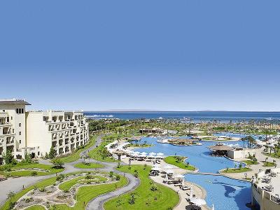 Weitläufige Gartenanlage mit Wiesen und Pools direkt am Meer im Familienurlaub Ägypten