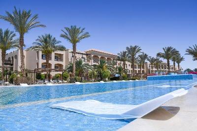 Wasserliege im Pool im Familienurlaub Ägypten
