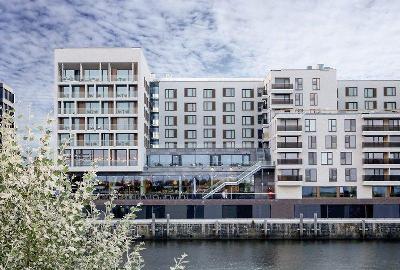 Hotelgebäude am Wasser im Familienurlaub Hamburg