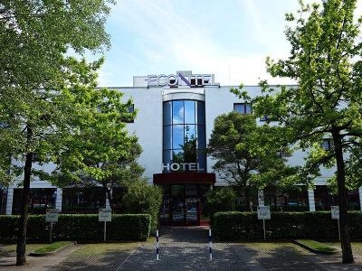 Parkplätze vor dem Hotelgebäude im Familienurlaub München