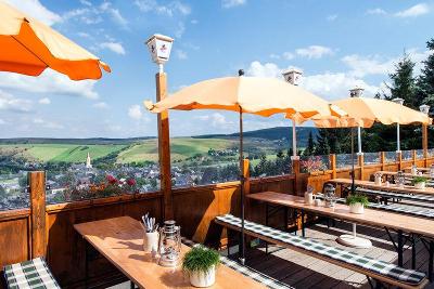 Terrasse mit Blick auf den Ort im Familienurlaub Erzgebirge