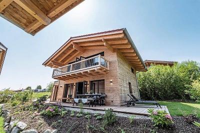 Holzhaus mit Terrasse und Balkon im Familienurlaub Bayern