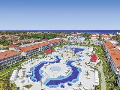 Poolanlage mit Schloss in der Mitte im Familienurlaub Dominikanische Republik