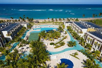 Poolanlage mit vielen Palmen im Familienurlaub Dominikanische Republik