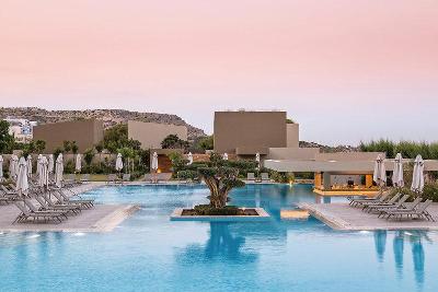 Pool mit Bonsai-Insel in der Mitte im Familienurlaub Griechenland