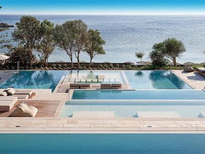Moderner Infinity-Pool im Familienurlaub Griechenland
