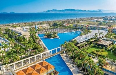 Weitläufige Poolanlage mit Insel unweit vom Meer im Familienurlaub Griechenland