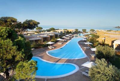 Länglicher Pool im Familienurlaub Griechenland
