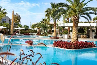Bepflanzter Pool im Familienurlaub Griechenland