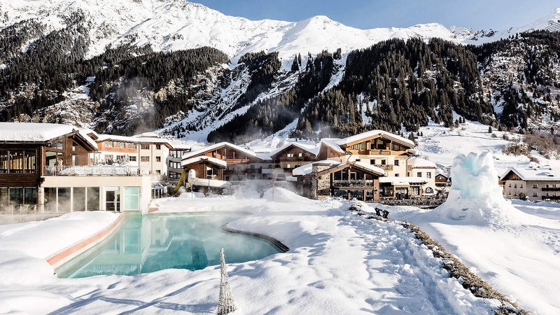 Verschneites Hotel im Winterurlaub für die Familie