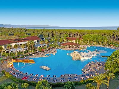 Großer Pool mit Insel und Rutschen im Familienurlaub Italien