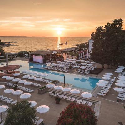 Pool mit Schirmen direkt am Strand im Familienurlaub Kroatien