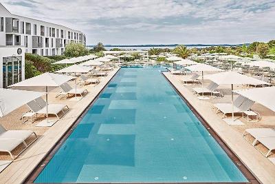 Langer Pool mit modernen Schirmen und Liegen im Familienurlaub Kroatien