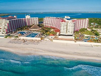 Hohe Hotelgebäude am breiten Strand im Familienurlaub Mexiko