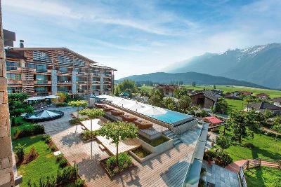 Hotelanlage mit viel Holz in den Bergen im Familienurlaub Österreich