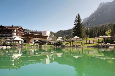 Bergsee mit Sonnenliegen im Familienurlaub Österreich