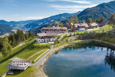Hotel in den Bergen mit Teich im Familienurlazb Österreich
