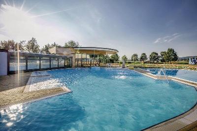 Pool mit Sprudelliegen im Familienurlaub Österreich