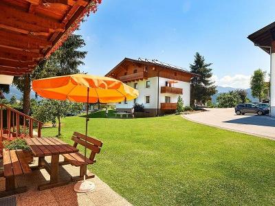 Terrasse mit Sonnenschirm im Familienurlaub Österreich