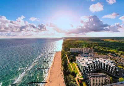Ostsee, Strand und Hotelanlage im Familienurlaub Polen