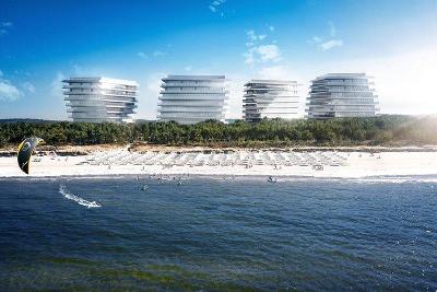 Vier moderne Hotelgebäude hinter dem Sandstrand er Ostsee