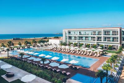 Schmaler Pool am kleine Hotelgebäude im Familienurlaub Portugal