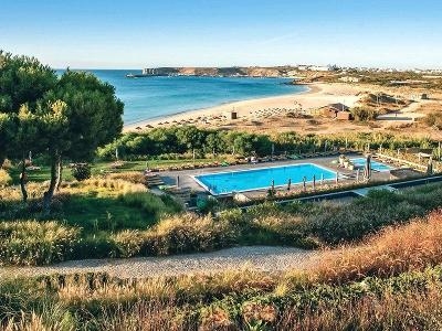 Pool in Strandnähe im Familienurlaub Portugal