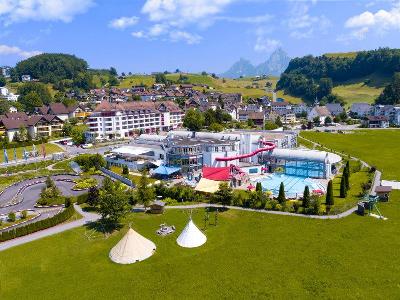 Hotelanlage mit Rutschen und Kartbahn im Familienurlaub Schweiz