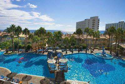 Pool mit Brücke auf der Sonnenliegen stehen im Familienurlaub Spanien