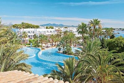 Mehrere Pools umgeben von Palmen im Familienurlaub Mallorca