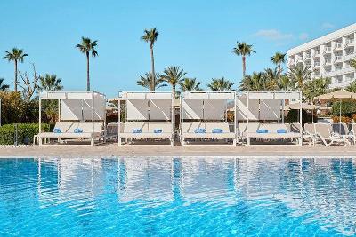 Daybeds am Pool im Familienurlaub Spanien