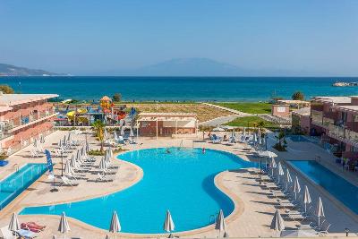 Geschwungener Pool und Spielplatz direkt am Meer im Familienurlaub Griechenland