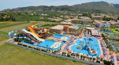 Bunte Poolanlage mit vielen Rutschen für Groß und Klein im Familienurlaub Griechenland