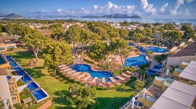 Weitläufige Pool- und Gartenanlage im Familienurlaub Spanien