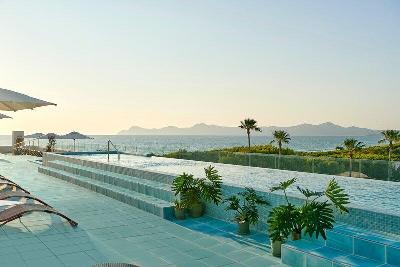 Moederne Poolanlage mit Topfpflanzen im Familienurlaub Spanien