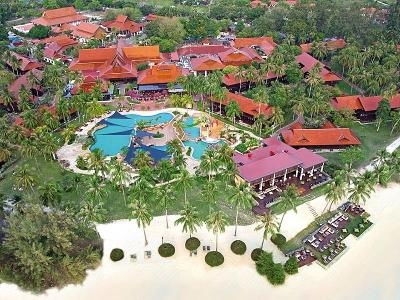 Poollandschaft mit Sonnensegeln und mehreren kleine Hotelgebäuden im Familienurlaub Malaysia