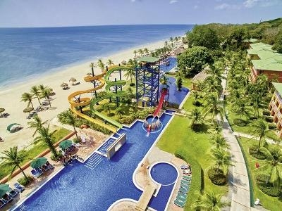 Bunte Wasserrutschen mitPool direkt am Strand im Familienurlaub Mexiko