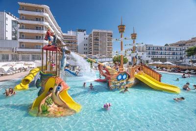 Kinderbadebereich mit Rutschen, Splash und Piratenschiff im Familienurlaub Spanien