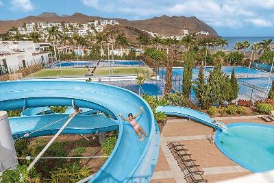 Kind auf Wasserrutsche im Familienurlaub Spanien
