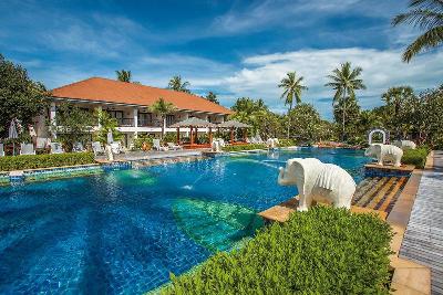 Pool mit wasserspritzenden Elefanten im Familienurlaub Thailand
