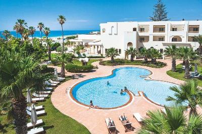 Runder Pool am hellen Hotelgebäude im Familienurlaub Tunesien
